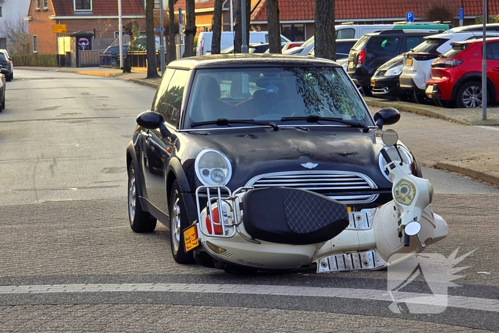 Scooterrijdster gewond bij aanrijding met automobilist