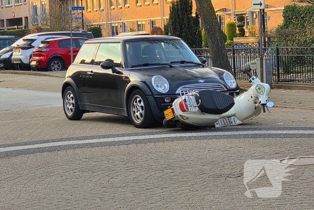 Scooterrijdster gewond bij aanrijding met automobilist