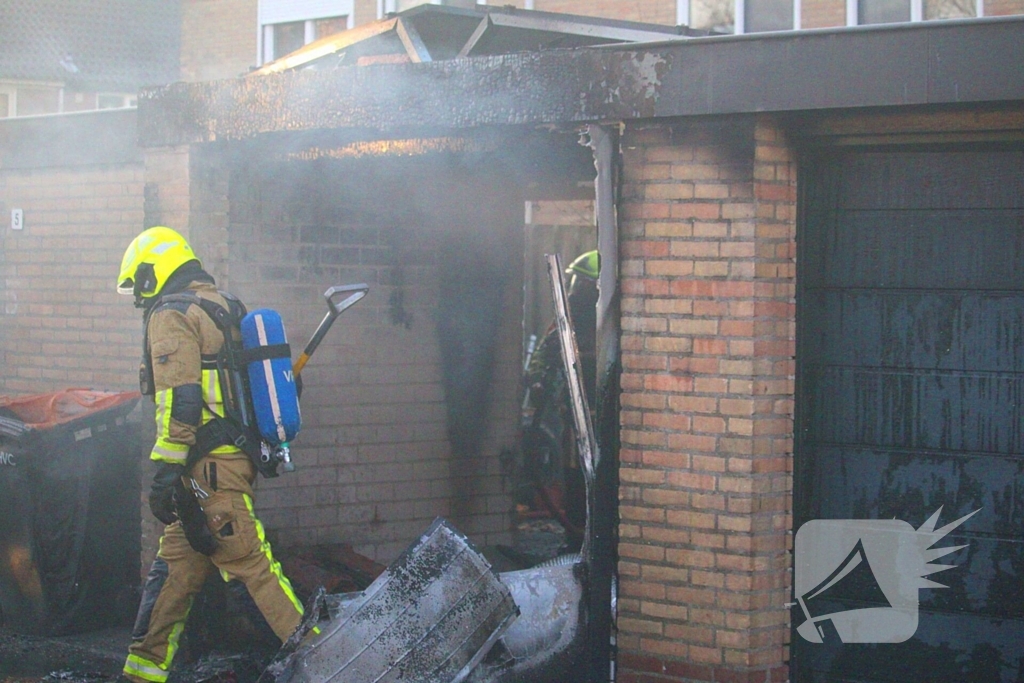 Brand in garagebox achter woning