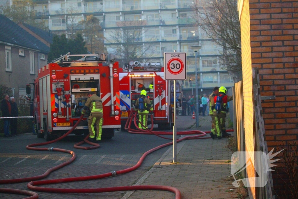 Brand in garagebox achter woning