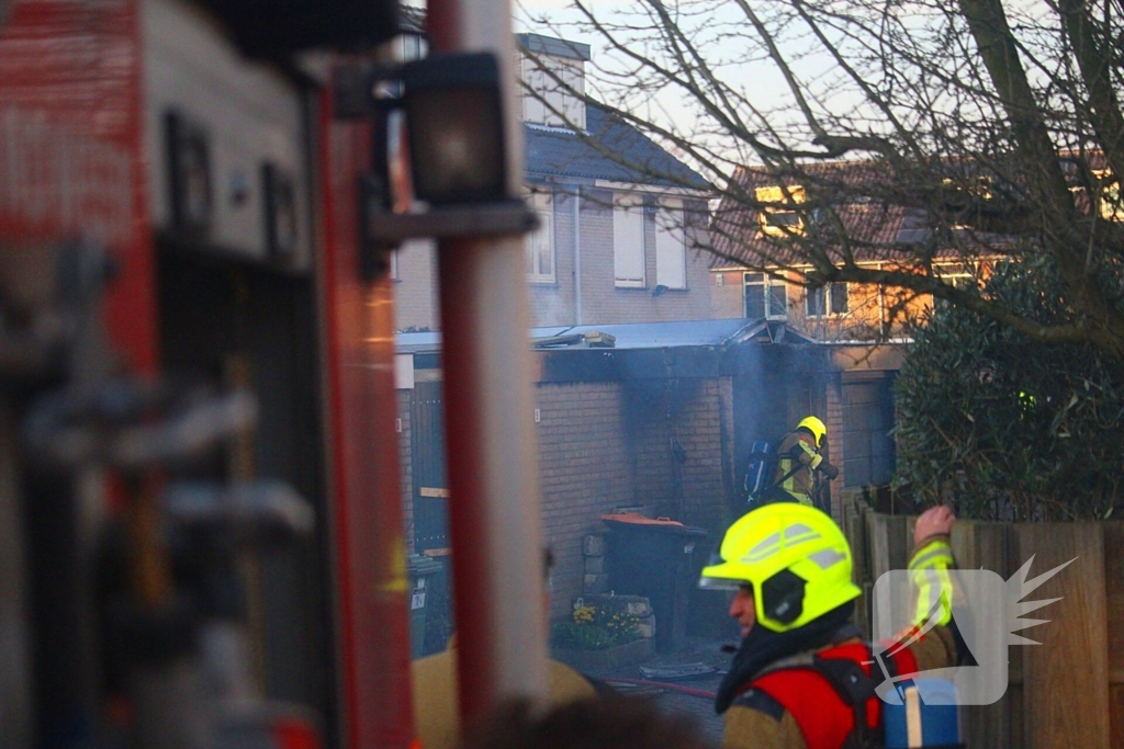 Brand in garagebox achter woning