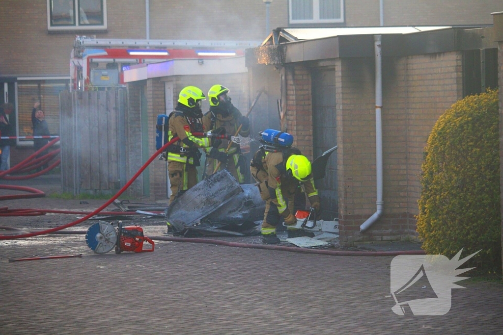 Brand in garagebox achter woning