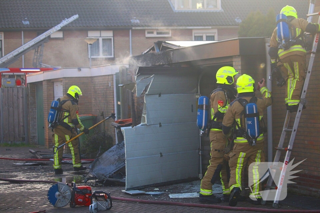 Brand in garagebox achter woning