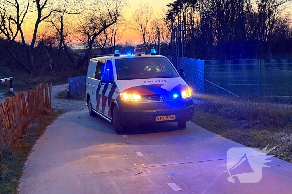 Grote brandweerinzet voor brandende kerstbomen in duingebied