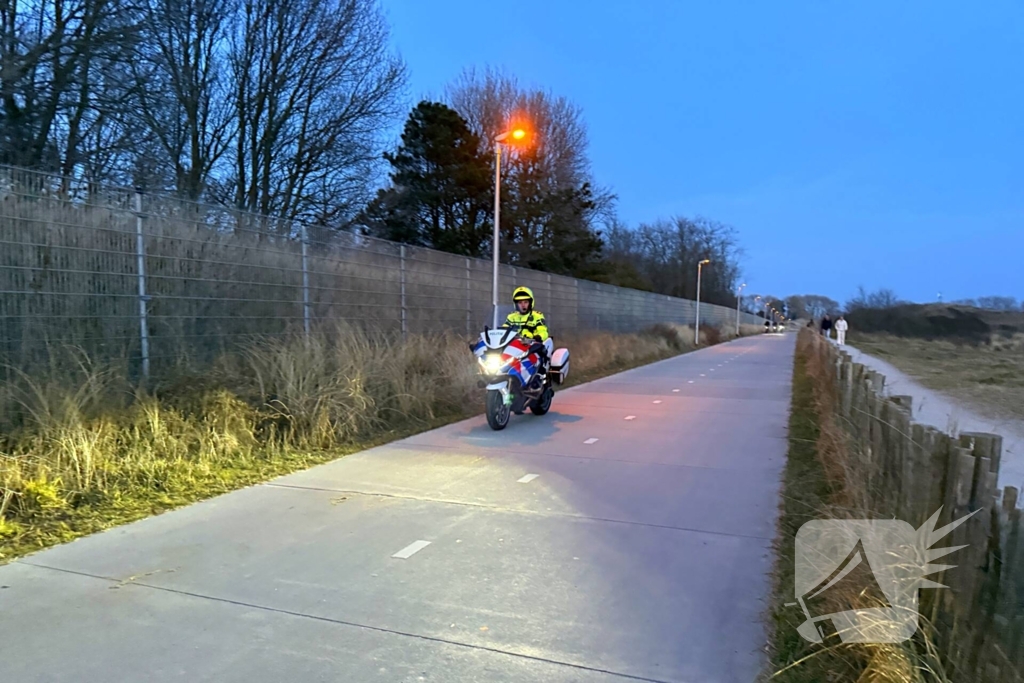 Grote brandweerinzet voor brandende kerstbomen in duingebied