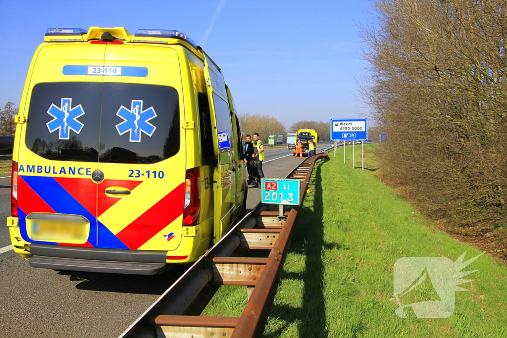 Auto botst tegen vangrail