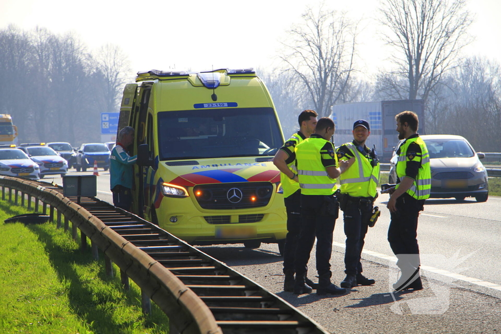 Auto botst tegen vangrail