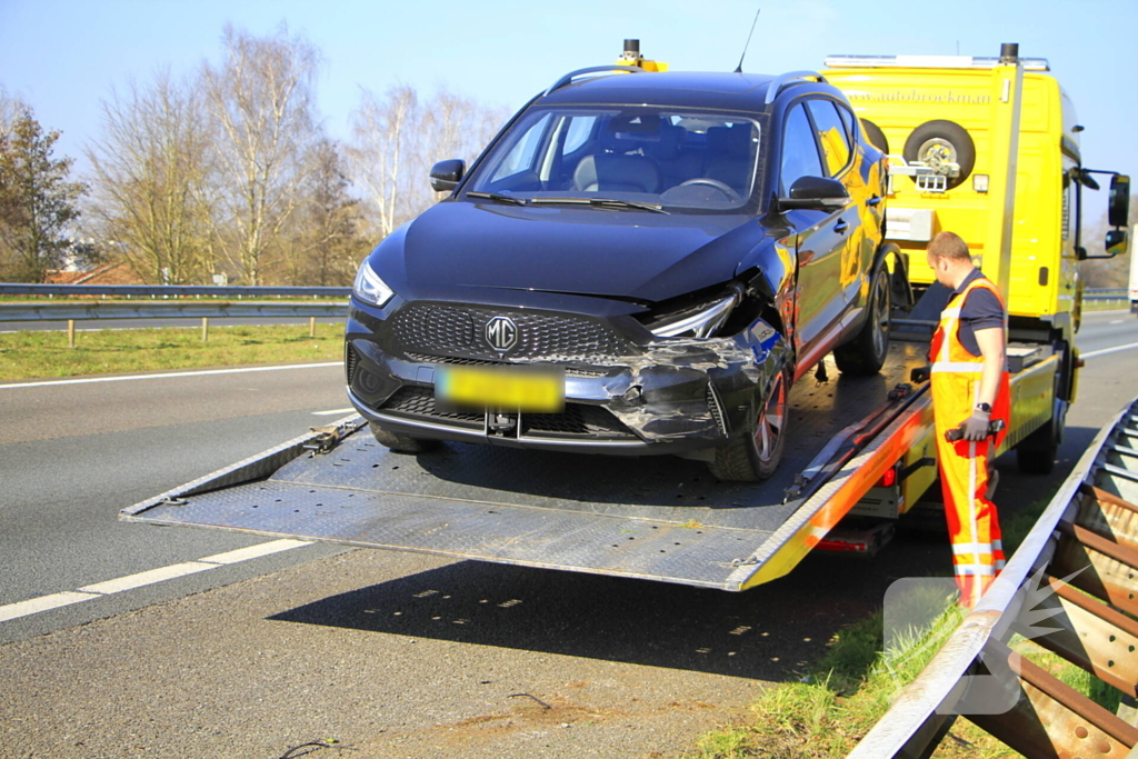 Auto botst tegen vangrail