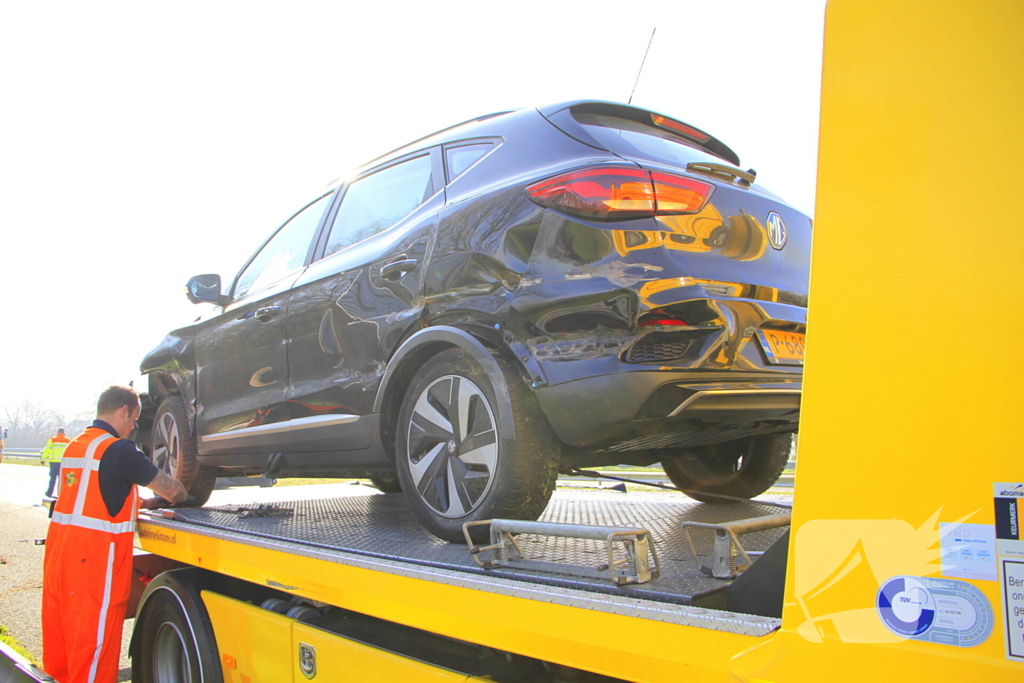 Auto botst tegen vangrail