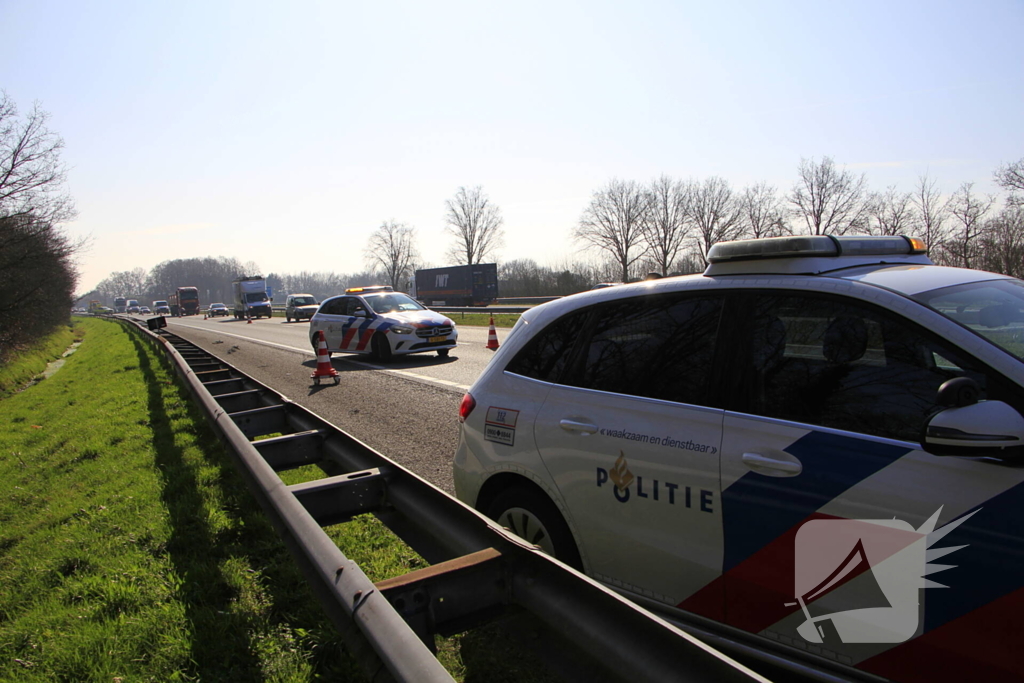 Auto botst tegen vangrail