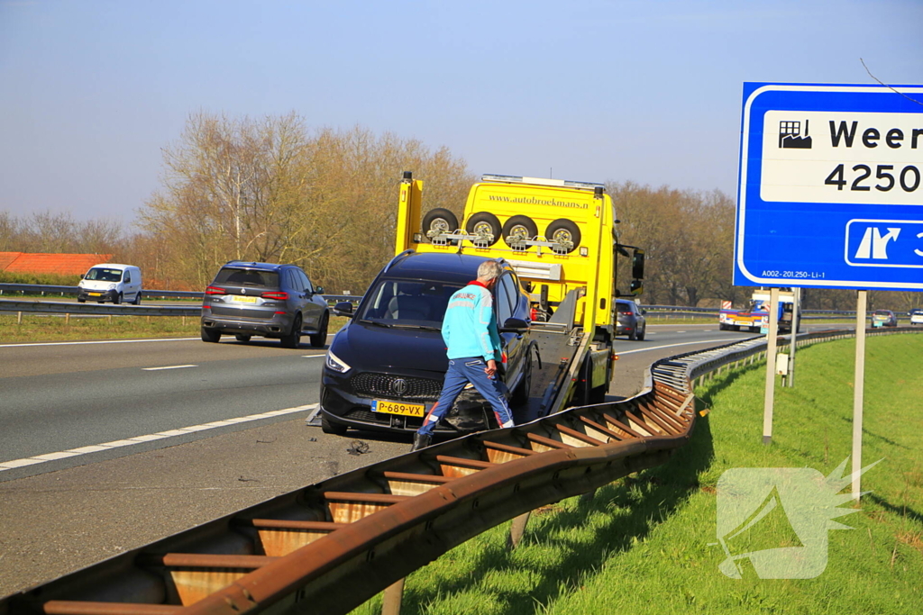 Auto botst tegen vangrail