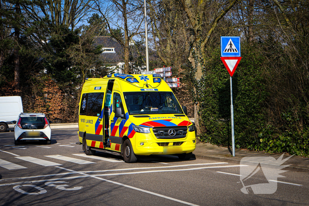 Auto en fietser in botsing