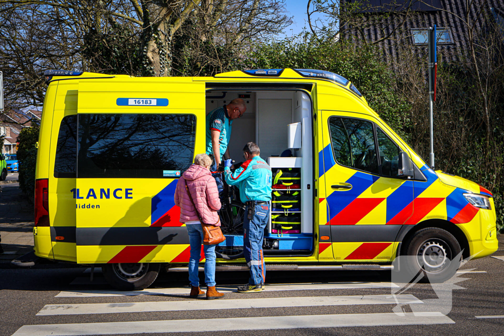 Auto en fietser in botsing