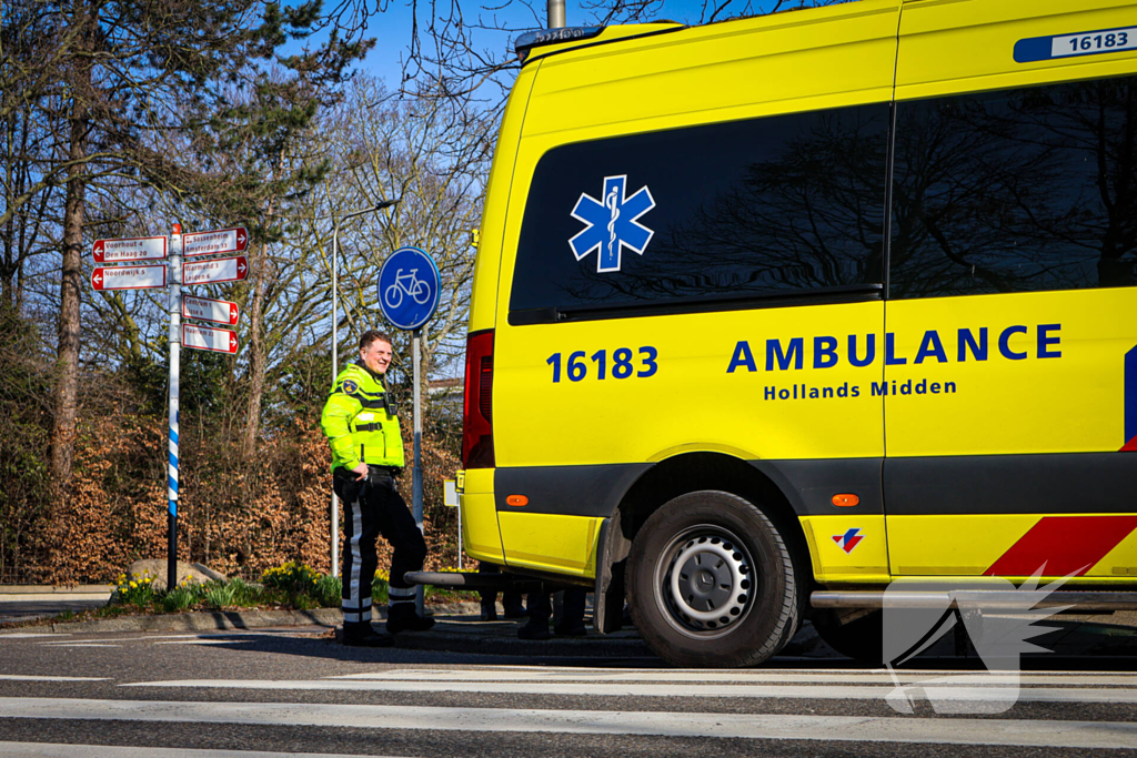 Auto en fietser in botsing