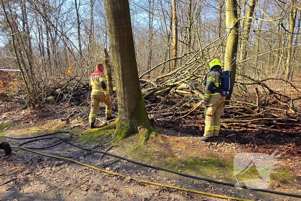Brandweer strijdt tegen bosbrand