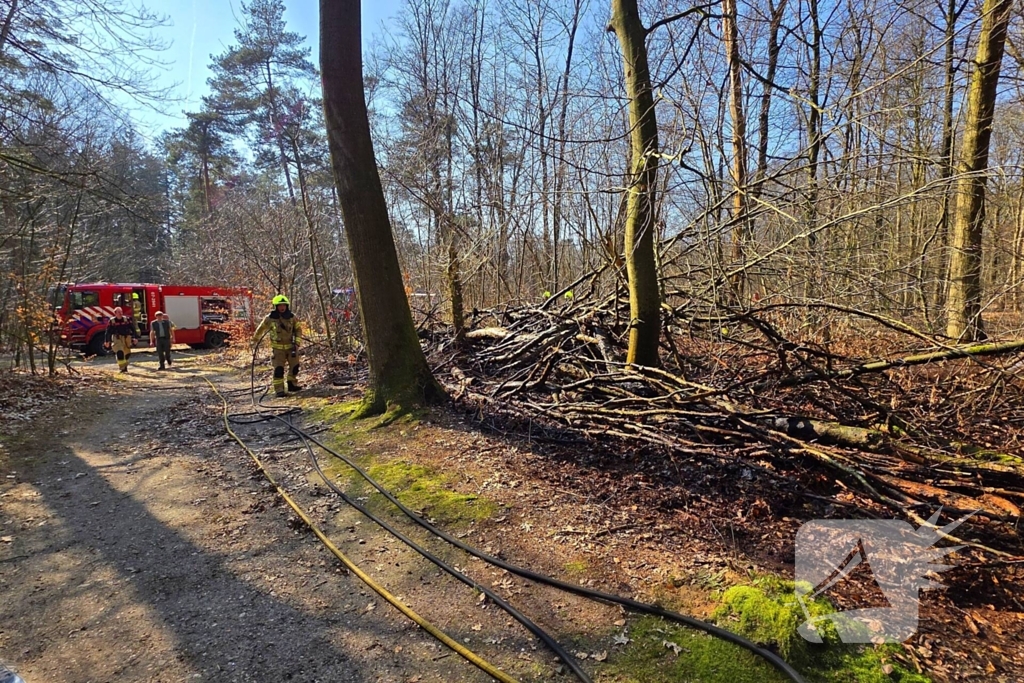 Brandweer strijdt tegen bosbrand