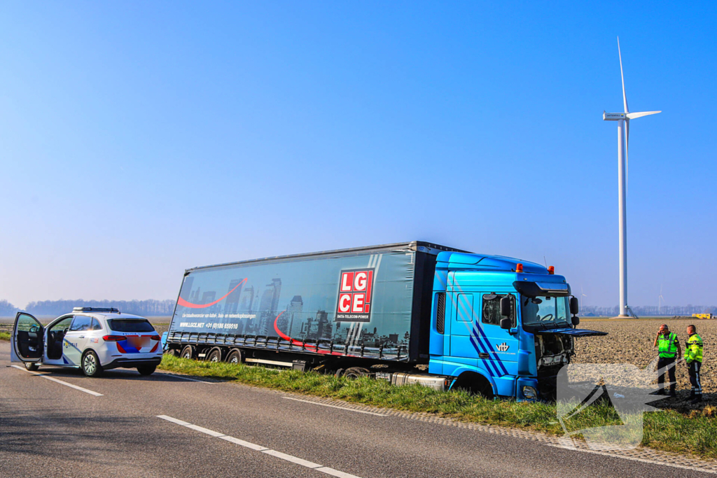Dodelijk ongeval tussen auto en vrachtwagen