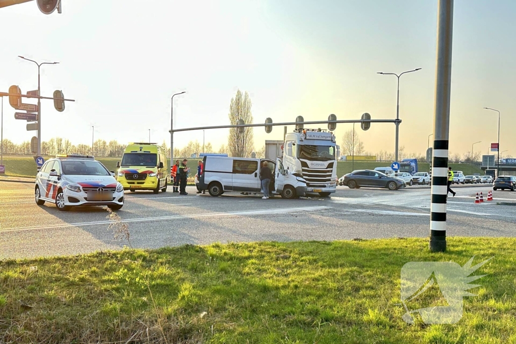 Botsing tussen bestelbus en vrachtwagen