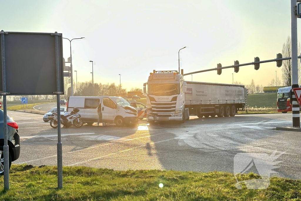 Botsing tussen bestelbus en vrachtwagen