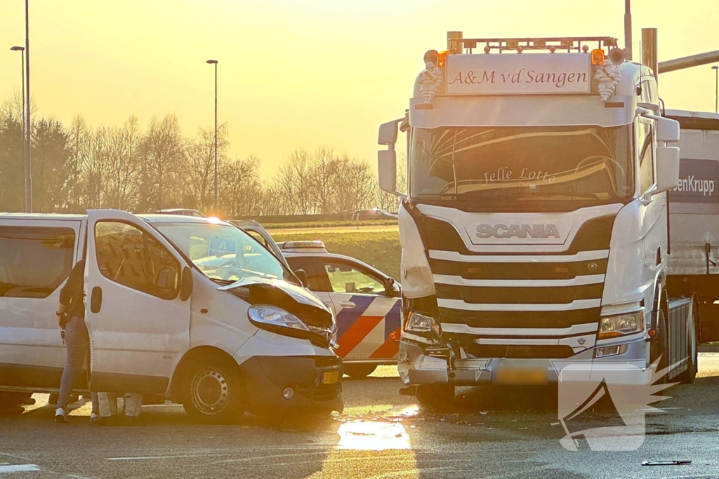 Botsing tussen bestelbus en vrachtwagen