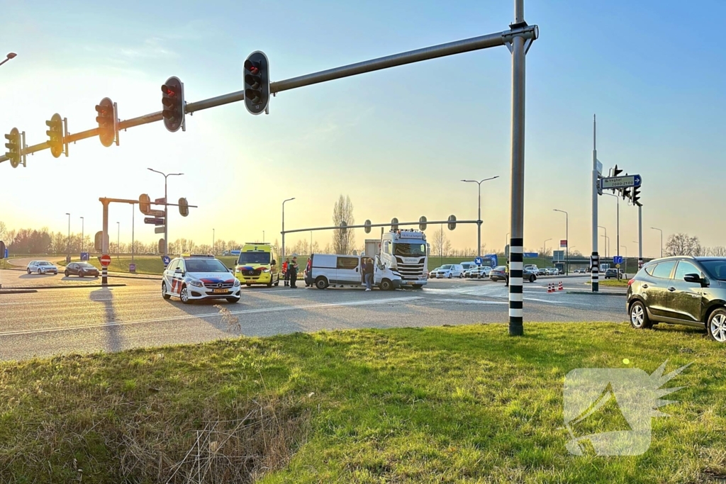 Botsing tussen bestelbus en vrachtwagen