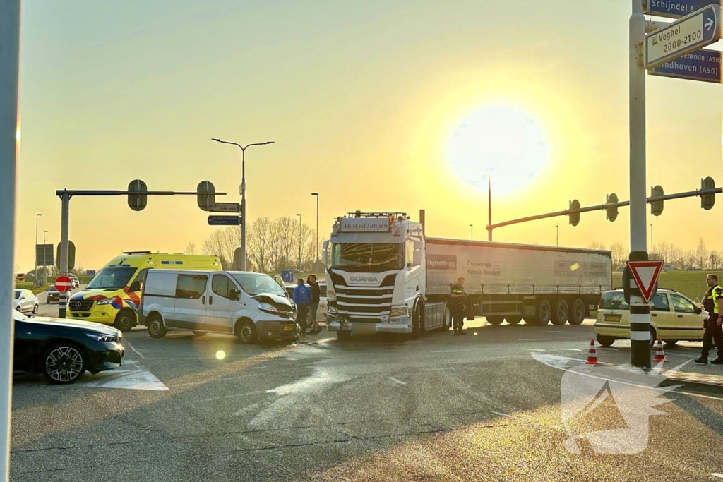 Botsing tussen bestelbus en vrachtwagen