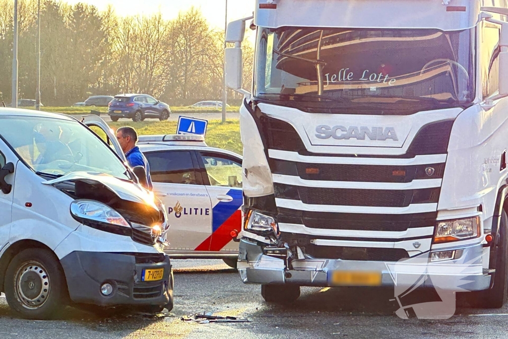 Botsing tussen bestelbus en vrachtwagen