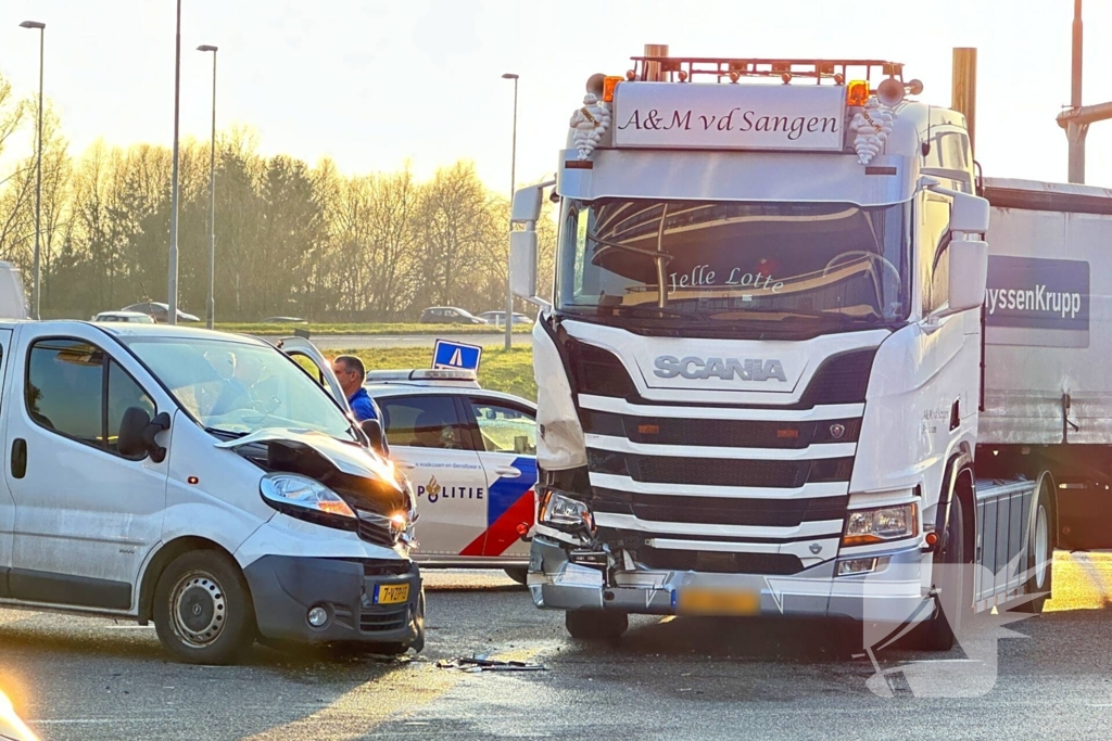Botsing tussen bestelbus en vrachtwagen