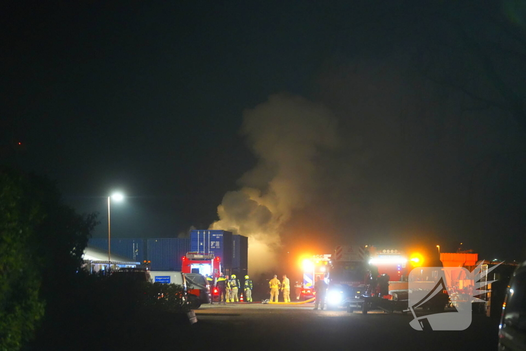 Brandweer grootschalig ingezet voor brand bij loonbedrijf