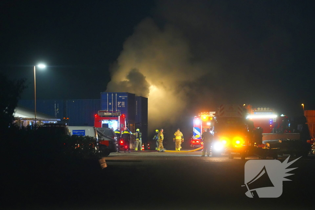 Brandweer grootschalig ingezet voor brand bij loonbedrijf