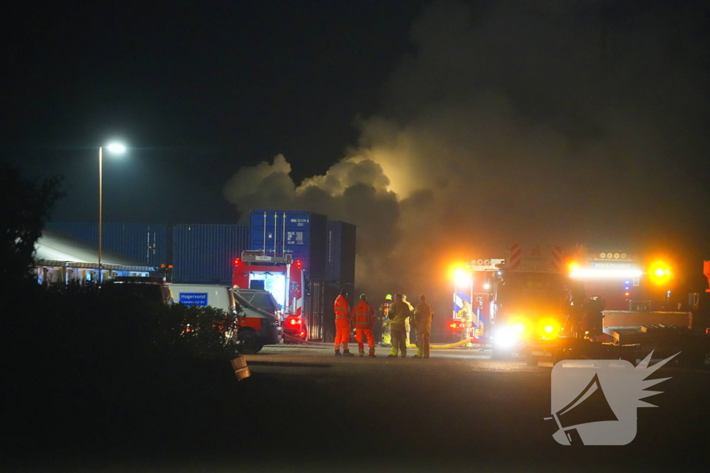 Brandweer grootschalig ingezet voor brand bij loonbedrijf