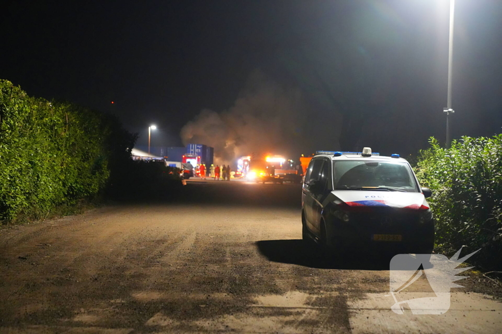 Brandweer grootschalig ingezet voor brand bij loonbedrijf