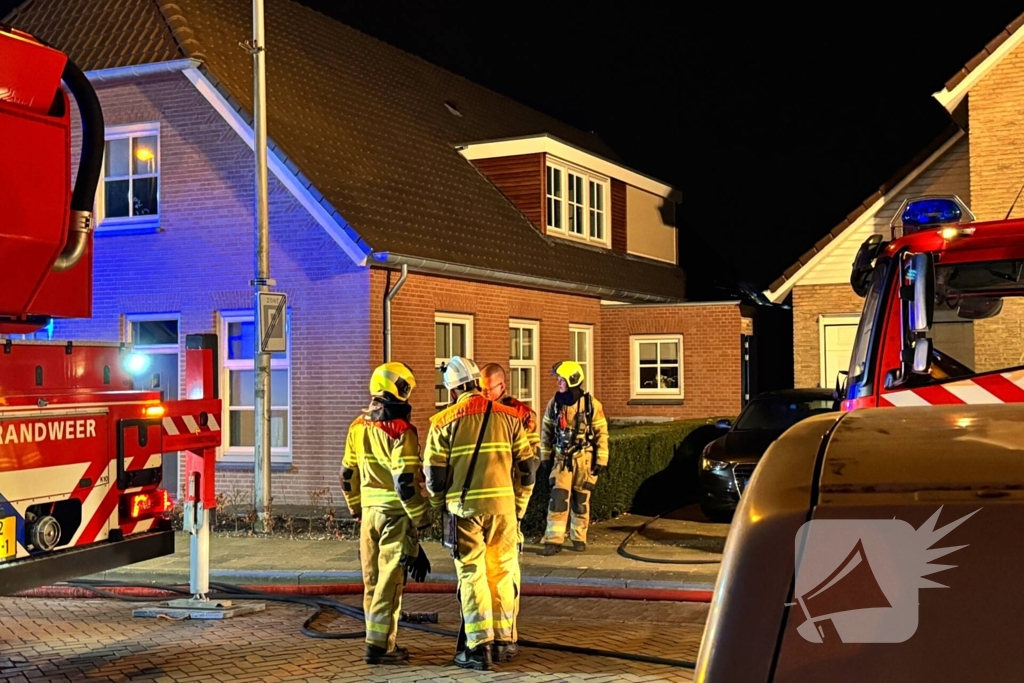 Veek rook bij flinke brand in woning
