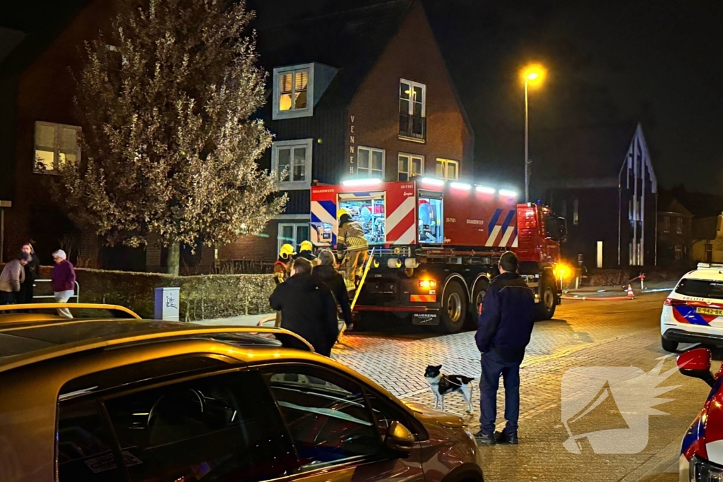 Veek rook bij flinke brand in woning