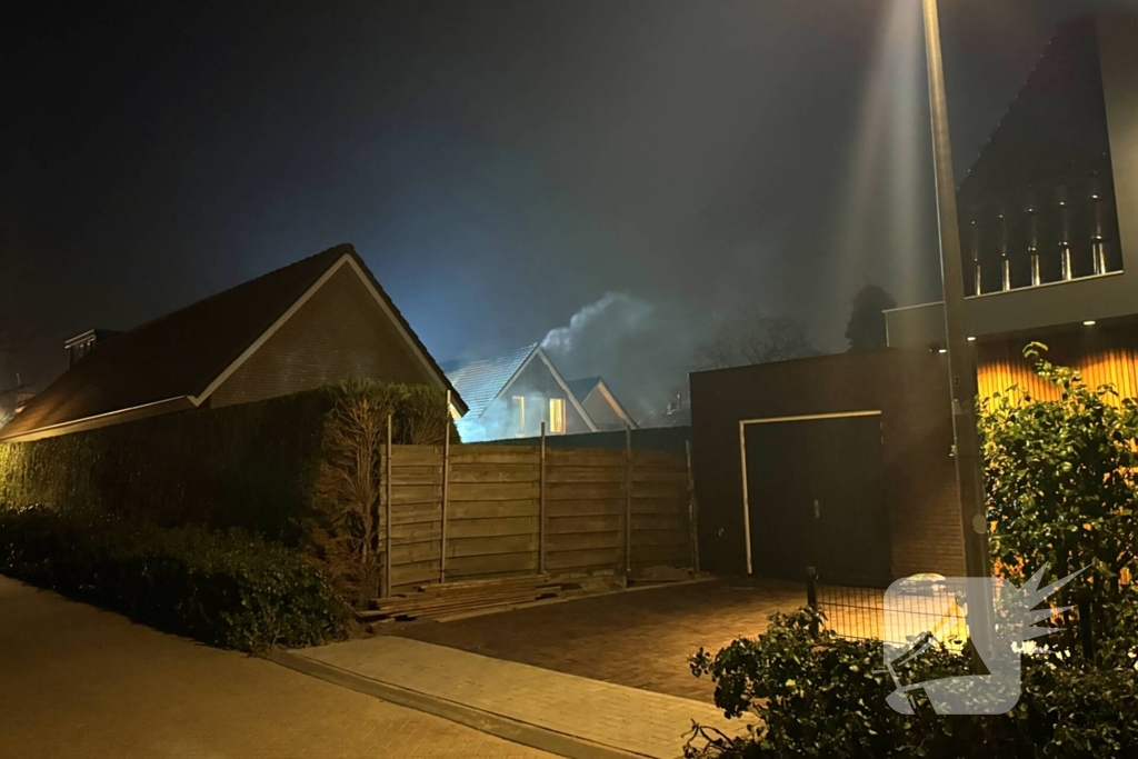 Veek rook bij flinke brand in woning