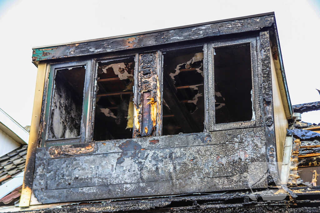 Enorme schade aan woning na heftige brand