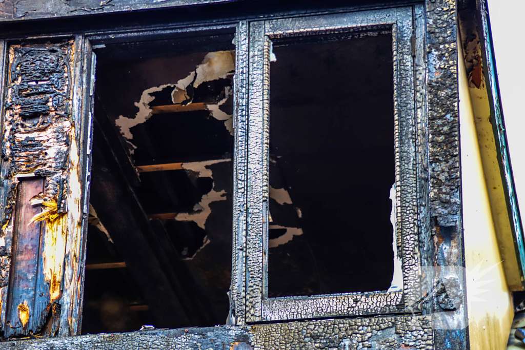 Enorme schade aan woning na heftige brand