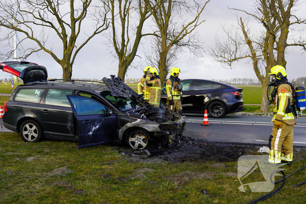 Auto tijdens rijden in brand gevlogen op provinciale weg