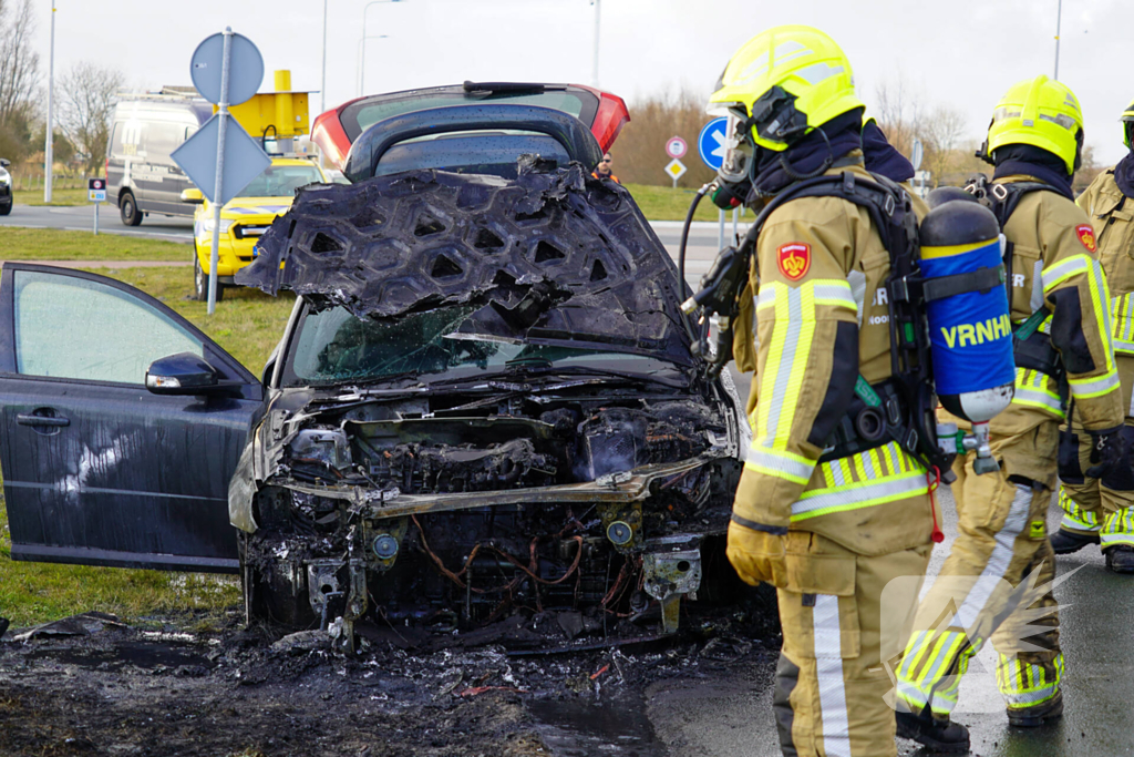 Auto tijdens rijden in brand gevlogen op provinciale weg