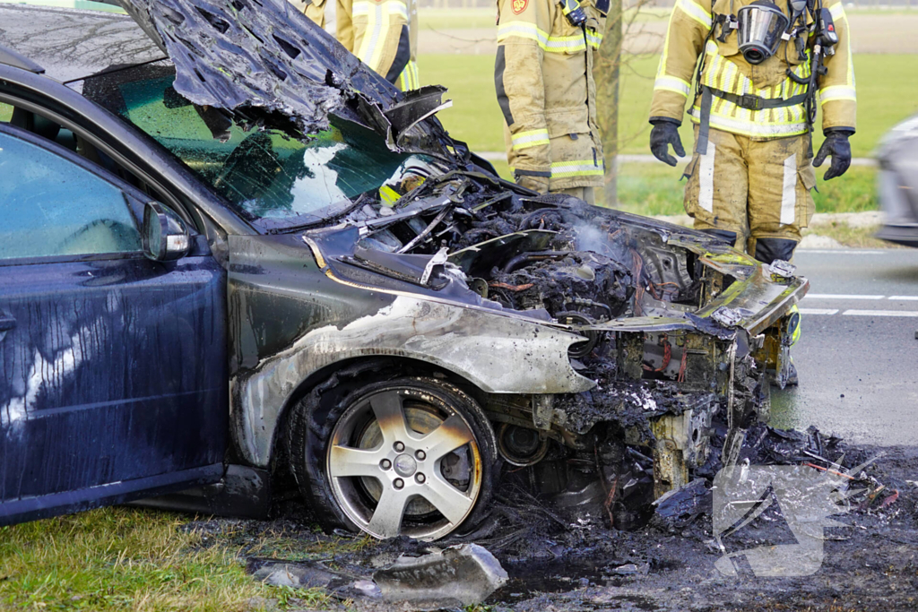 Auto tijdens rijden in brand gevlogen op provinciale weg