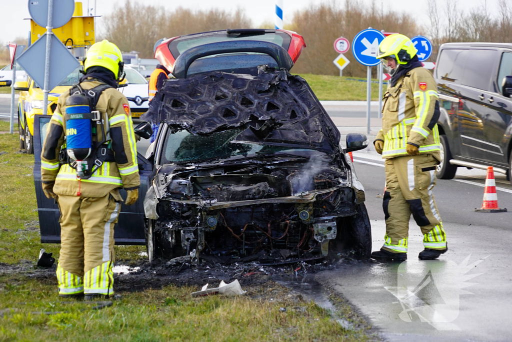Auto tijdens rijden in brand gevlogen op provinciale weg