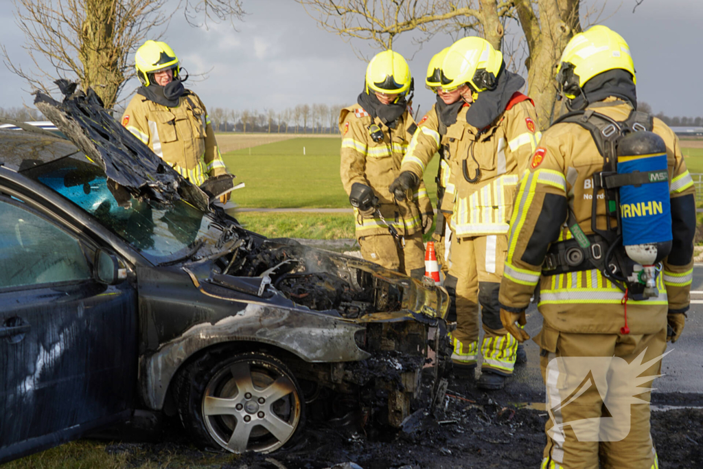 Auto tijdens rijden in brand gevlogen op provinciale weg