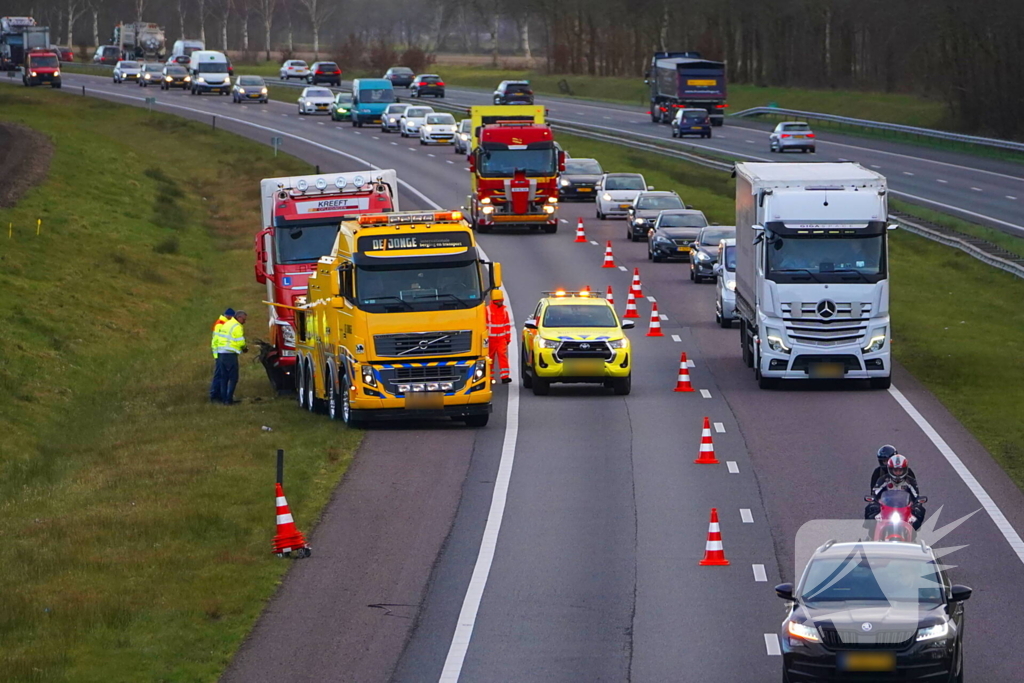 Lange file op snelweg A28 door defecte vrachtwagen