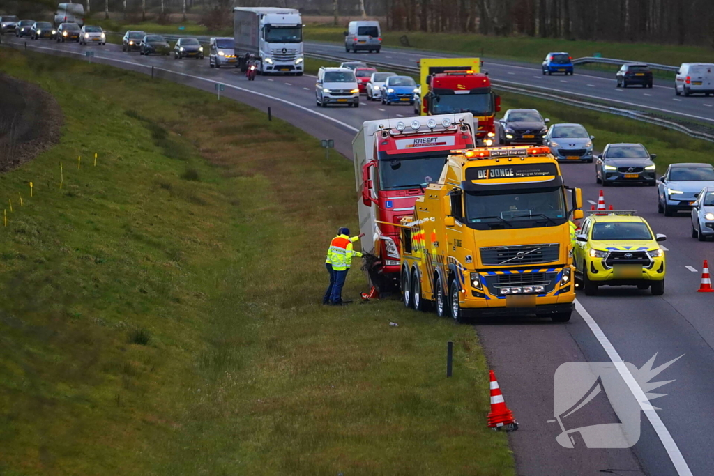 Lange file op snelweg A28 door defecte vrachtwagen