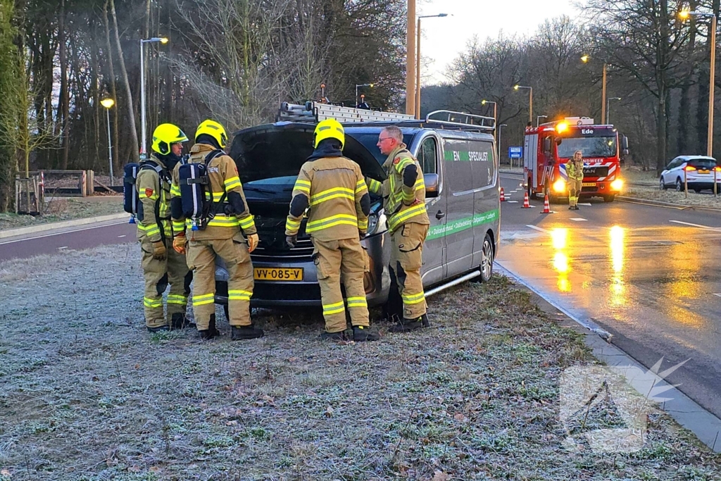 Bestelbus van dakdekker vat vlam