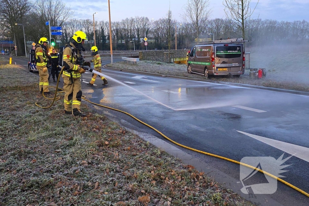 Bestelbus van dakdekker vat vlam