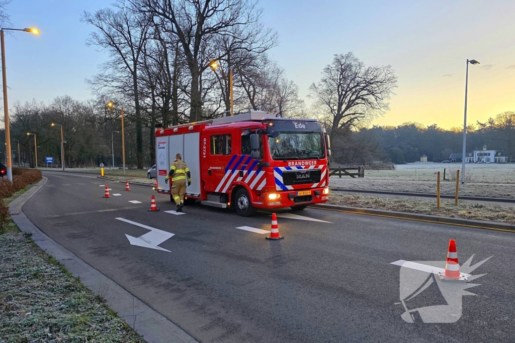 Bestelbus van dakdekker vat vlam