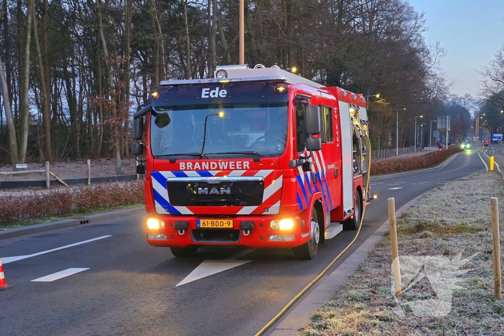 Bestelbus van dakdekker vat vlam