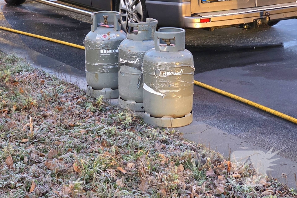 Bestelbus van dakdekker vat vlam