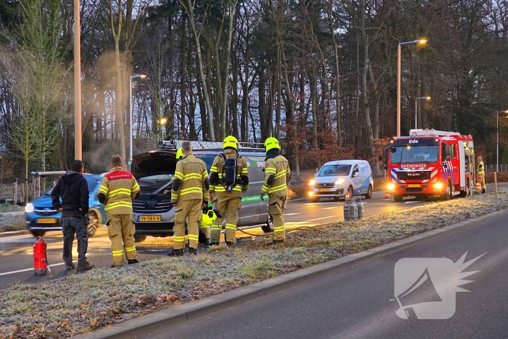 Bestelbus van dakdekker vat vlam